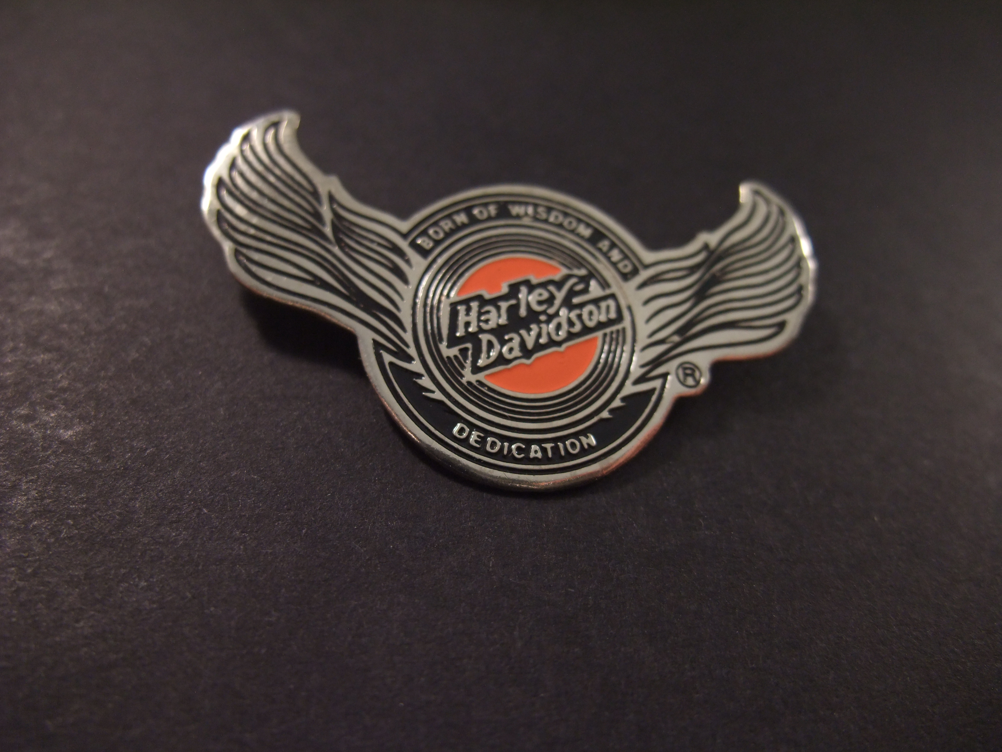 Harley-Davidson-logo Born of Wisdom and Dedication (wijsheid en gebouwd op pure toewijding)